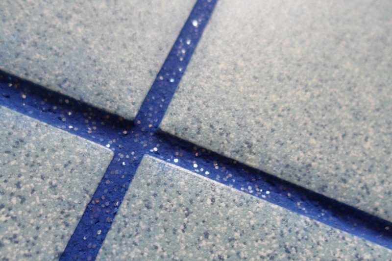 Kontrastowa biała fuga Kontrastowa biała fuga na ciemnej płytce: nowoczesny design.