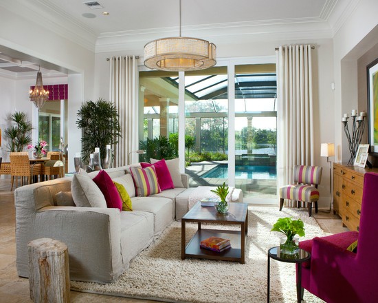 Fuksjowy akcent w kuchni Neutralna kuchnia z jaskrawym, fuksjowym fartuchem kuchennym.