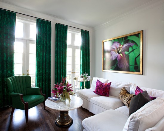 Fuksja w łazience Elegancka łazienka z akcentami fuksji w dekoracjach i tekstyliach.