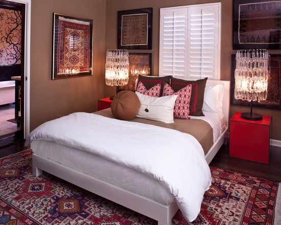 Fuksjowe światło Oświetlenie w kolorze fuksji: nowoczesny żyrandol i lampy stołowe w salonie.