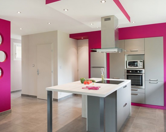 Fuksja w korytarzu Korytarz z lustrem w ramie koloru fuksji i jasnymi elementami dekoracyjnymi.