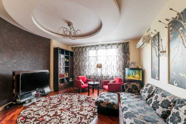 Kwiaty w mieszkaniu Kwiatowe wzory na ścianie w małym mieszkaniu – projektowanie wnętrz 2026