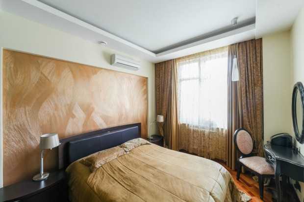 Kwiaty i klasyka Aranżacja wnętrza małego mieszkania z kwiatowymi akcentami i klasycznymi meblami 2026