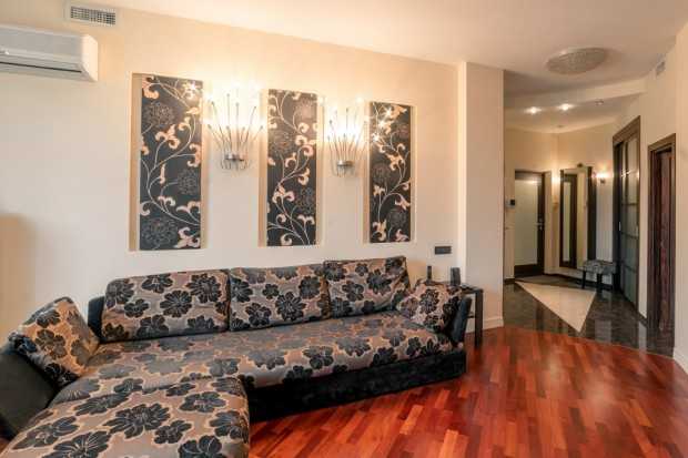 Klasyka i kwiaty Małe mieszkanie w stylu klasycznym z kwiatowymi dekoracjami - inspiracje 2026