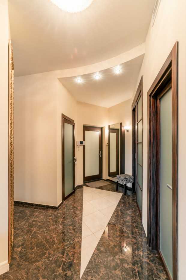 Funkcjonalne kwiaty Aranżacja małego mieszkania 2026: kwiatowe motywy i funkcjonalne meble