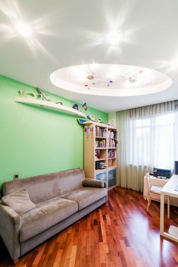 Kwiaty w małym mieszkaniu Kwiatowe wzory w małym mieszkaniu 2026: ciepłe rodzinne gniazdko w stylu klasycznym.