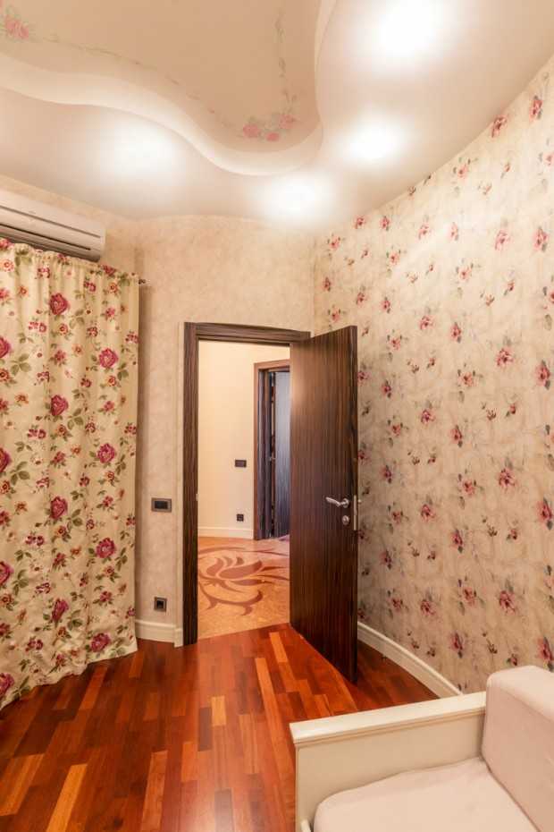 Klasyka z kwiatowym akcentem Projektowanie wnętrz małego mieszkania 2026: kwiatowe akcenty w klasycznym stylu.