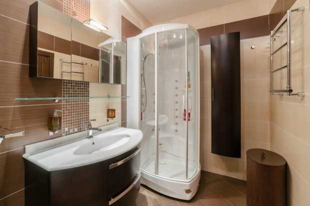 Trwałość i kwiatowy design Małe mieszkanie w 2026: kwiatowe wzory jako element trwałego wyposażenia wnętrza.