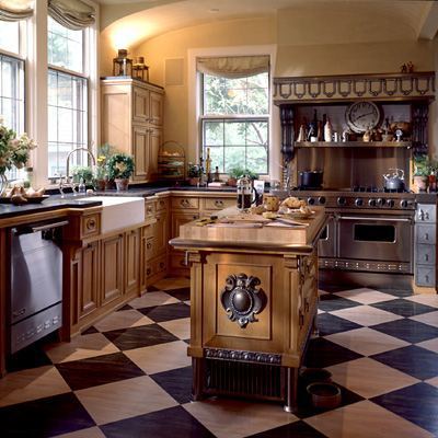 Jasna kuchnia na działce z wysokim sufitem i dużymi oknami.