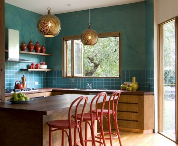 Przestronna kuchnia na działce pełniąca funkcję jadalni.