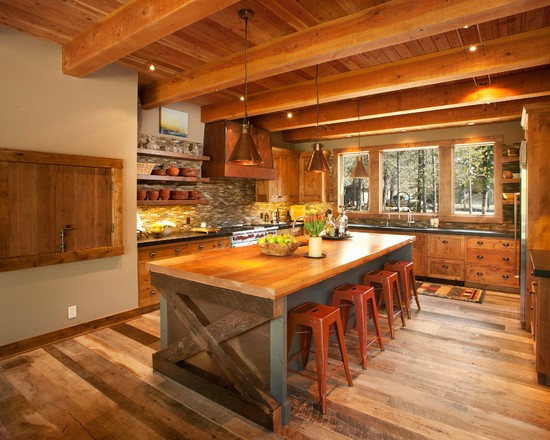 Kuchnia na działce z podłogą i sufitem z naturalnego drewna.