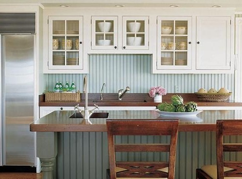 Jasna kuchnia na działce w odcieniach bieli i beżu.