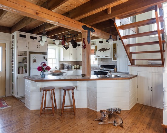 Jasna kuchnia na działce z elementami naturalnego drewna.