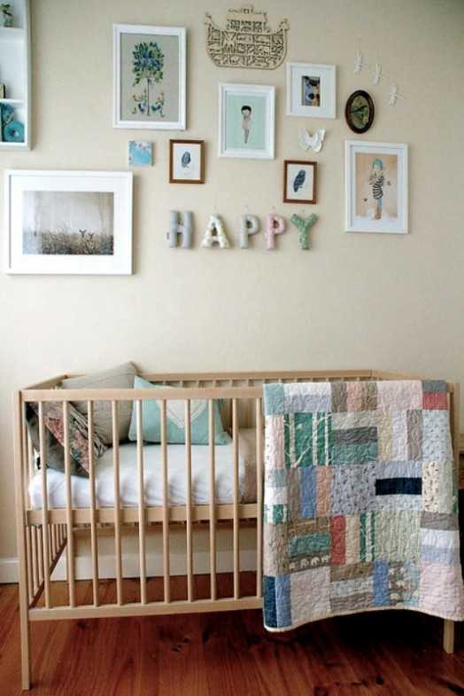 Dekoracje nad łóżkiem Dekoracje nad łóżeczkiem w pokoju niemowlaka, tworzące przytulną i stymulującą atmosferę.