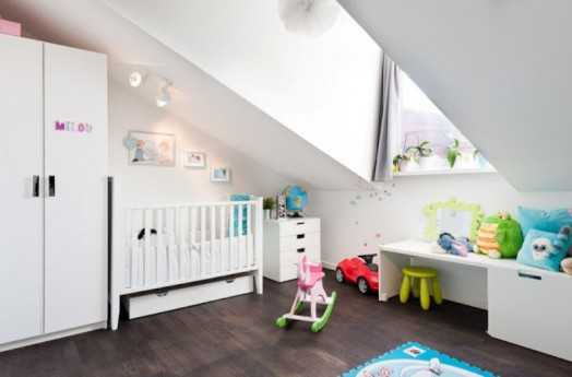 Pokój na poddaszu Pokój dziecięcy na poddaszu z oknami dachowymi, zapewniający dużo światła i przestrzeni.