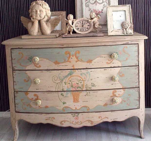 Komoda Prowansja w pokoju Rustykalny komoda w stylu prowansalskim z delikatnymi zdobieniami w pokoju dziecięcym