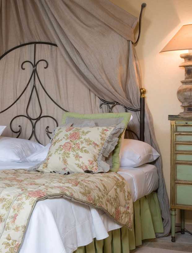 Kute łóżko w pokoju Kute łóżko w stylu prowansalskim, element dekoracyjny pokoju dziecięcego