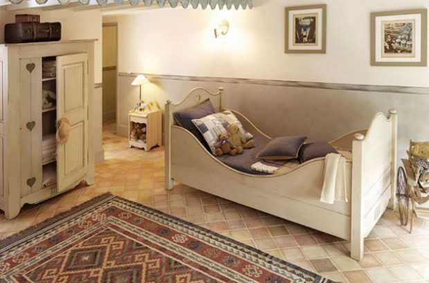 Meble w stylu Prowansja Pokój dziecięcy w stylu prowansalskim z rustykalnymi meblami i delikatnymi dekoracjami