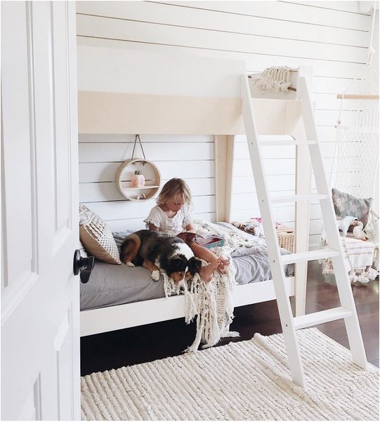 Bezpieczny design 2026 Łóżko piętrowe w pokoju dziecięcym – minimalistyczny design i bezpieczeństwo dziecka 2026.