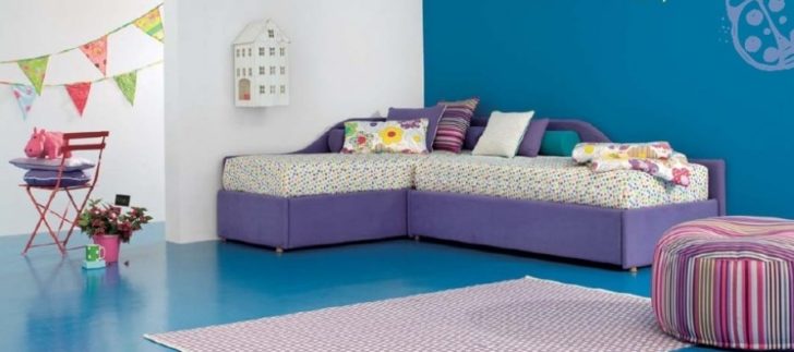 Duża sofa dla dzieci Duża sofa narożna idealna dla dwojga dzieci w pokoju dziecięcym.