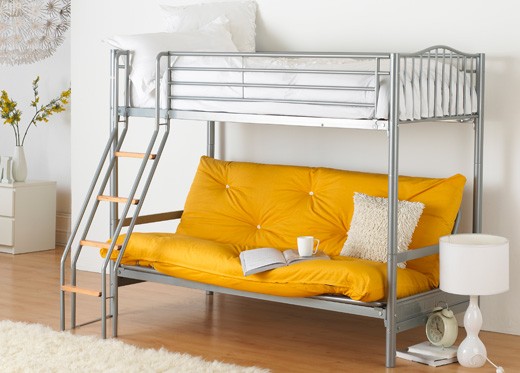 Piętrowa sofa dla dzieci Piętrowa sofa transformująca ze stałą górą i rozkładanym dołem dla dzieci w pokoju.