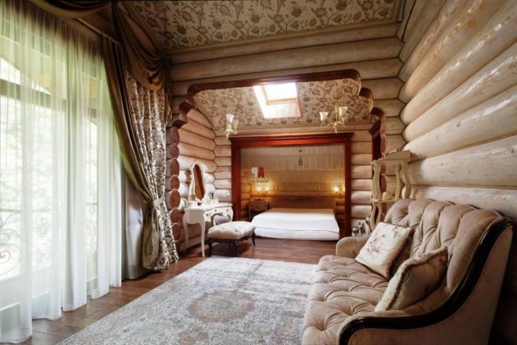 Bielone drewno w domu Bielone drewno pokryte lakierem we wnętrzu domu z bali: styl rustykalny 2026.