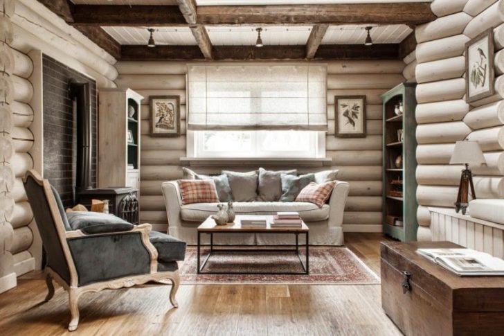 Pastelowe drewno Drewno pomalowane na pastelowe kolory we wnętrzu domu z bali: aranżacja.