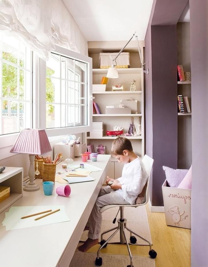 Bezpieczny balkon w pokoju Bezpieczny pokój dziecięcy z balkonem: balustrady z zabezpieczeniami, rośliny doniczkowe, przytulny wystrój.