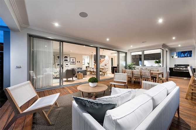 Szarość z nutą luksusu Minimalistyczne wnętrze domu w szarych odcieniach z elementami nowoczesnego stylu 2026.