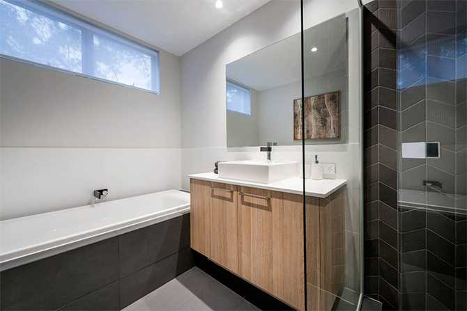 Salon w szarości Minimalistyczny salon w nowoczesnym domu 2026, szare ściany i duże przeszklenia.