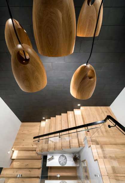 Harmonia i spokój Nowoczesny dom 2026: Minimalistyczne wnętrza w szarości, ogród z pergolą i duże okna.