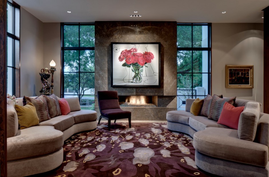 Jasny salon Salon z dwoma oknami od podłogi do sufitu, wpuszczający dużo naturalnego światła.