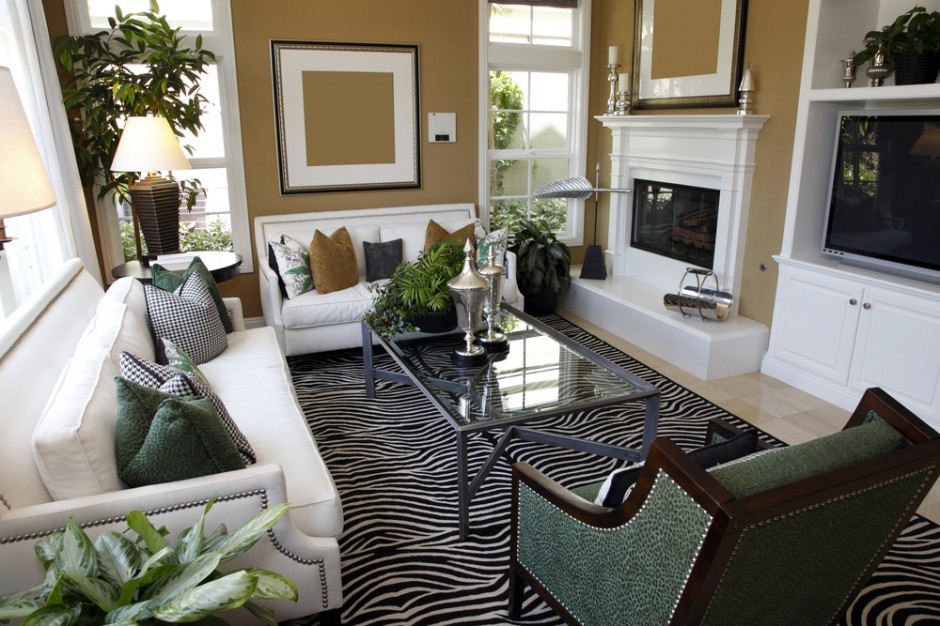 Małe okna, duży efekt Aranżacja salonu z dwoma małymi oknami, przytulne wnętrze z ciepłym oświetleniem.