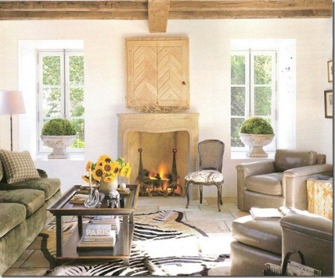 Retro klimat Salon w stylu retro z dwoma oknami, klimatyczne wnętrze z elementami vintage.