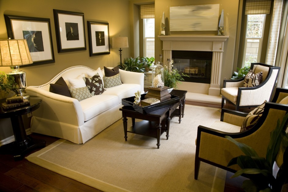 Elegancja w klasyce Klasyczny salon z dwoma wąskimi oknami, eleganckie wnętrze w stonowanych kolorach.