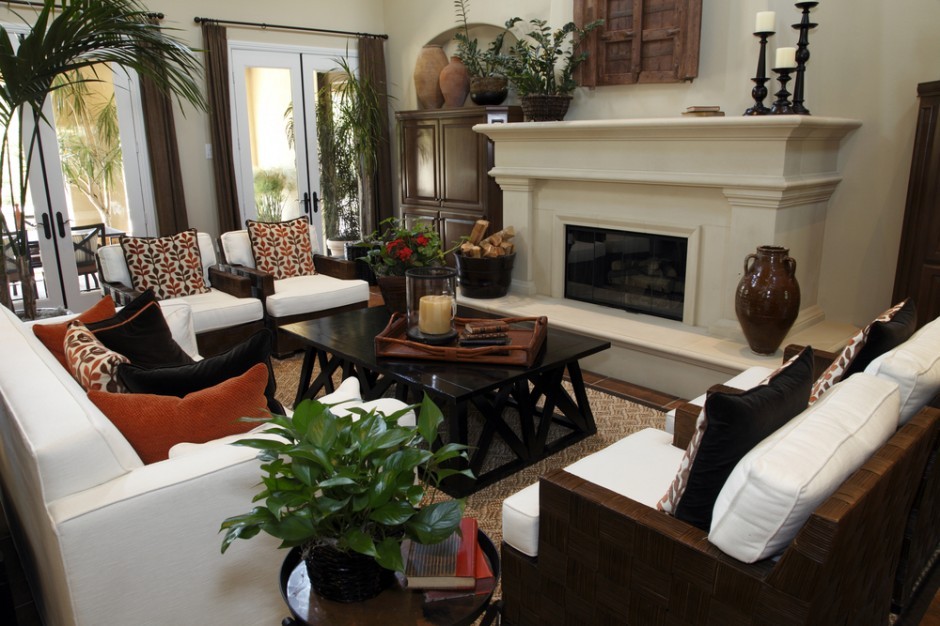 Balkonowe drzwi Salon z dwoma drzwiami balkonowymi w domu na wsi, bezpośrednie wyjście na taras.