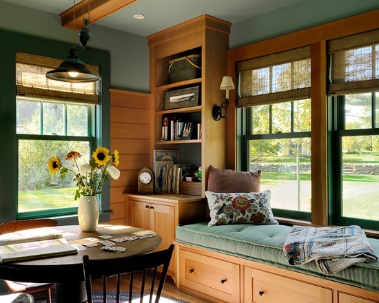 Minimalizm i światło Nowoczesny salon z dwoma dużymi oknami, minimalistyczny design z naturalnym światłem.