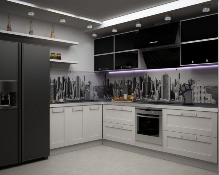 Drewno w Kontraście Czarno-biała kuchnia z elementami drewna: naturalny akcent w nowoczesnym wnętrzu 2026.