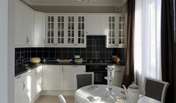 Minimalizm w Kuchni Eleganckie wnętrze czarno-białej kuchni: minimalistyczny design i inspiracje na rok 2026.