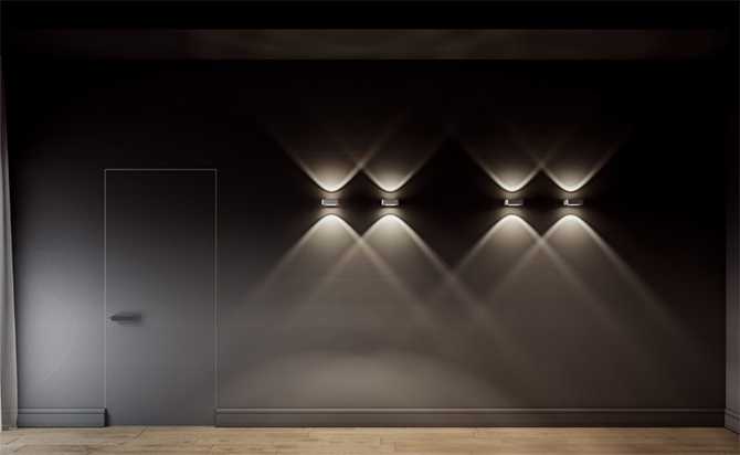 Korytarz: światło i minimalizm Oświetlenie w korytarzu: nowoczesny design, minimalizm i naturalne materiały.