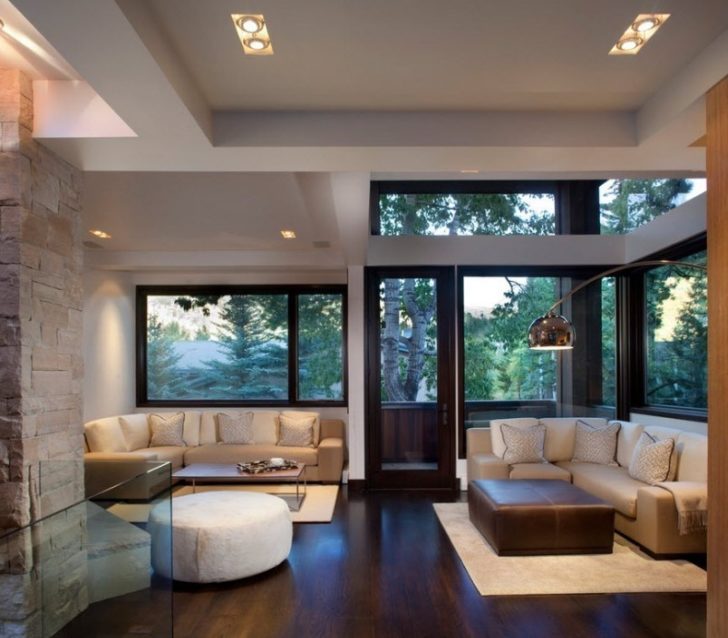 Salon: Klimat i ciepło Przytulny salon z klimatem: Drewniana podłoga, jasne ściany i nowoczesne oświetlenie tworzą ciepłą przestrzeń.