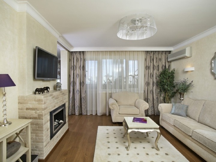 Mały salon: Światło i klimat Oświetlenie salonu w małym mieszkaniu: Ciepłe barwy, punktowe światło i przytulne dodatki.