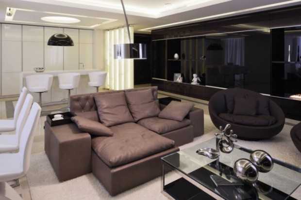 Minimalistyczny salon Nowoczesny salon w stylu minimalistycznym z szarą sofą i czarnym stolikiem kawowym.