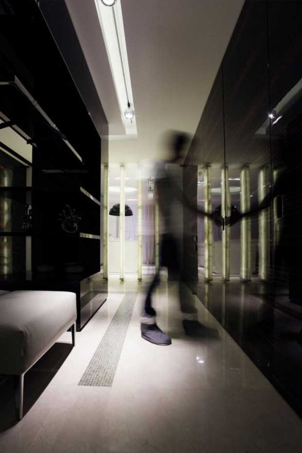 Minimalistyczna kuchnia Nowoczesny, minimalistyczny aneks kuchenny wykonany z jasnego forniru.