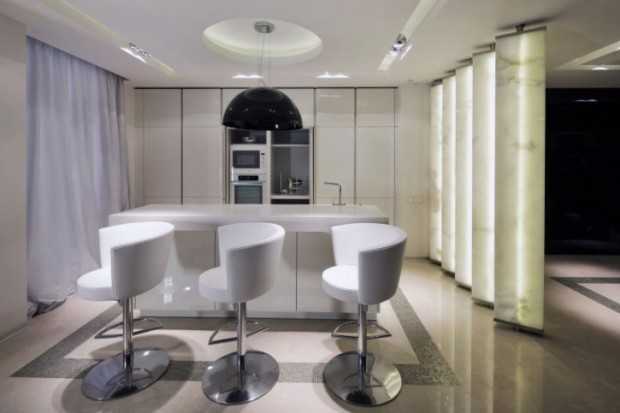 Minimalizm i high-tech Eleganckie wnętrze apartamentu w stylu minimalistycznym z elementami high-tech.