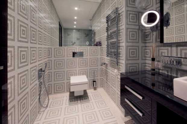 Widok na dwukondygnacyjny salon Widok z gabinetu na dwukondygnacyjny salon apartamentu premium w Krakowie.