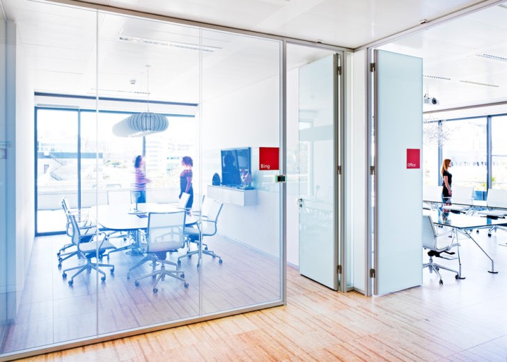 Otwarta przestrzeń biurowa Designerskie biuro z otwartą przestrzenią, prezentujące trendy mebli biurowych 2026.