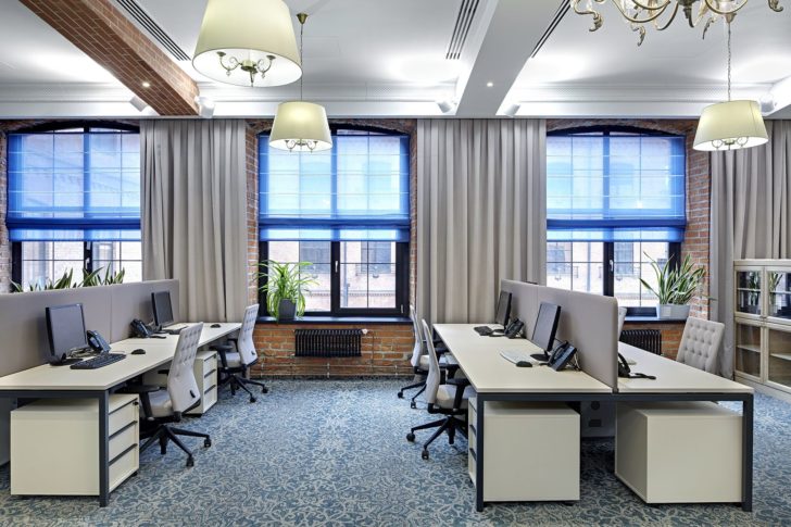 Loftowy styl w biurze Eleganckie biuro z elementami loftowymi i nowoczesnymi meblami biurowymi 2026.