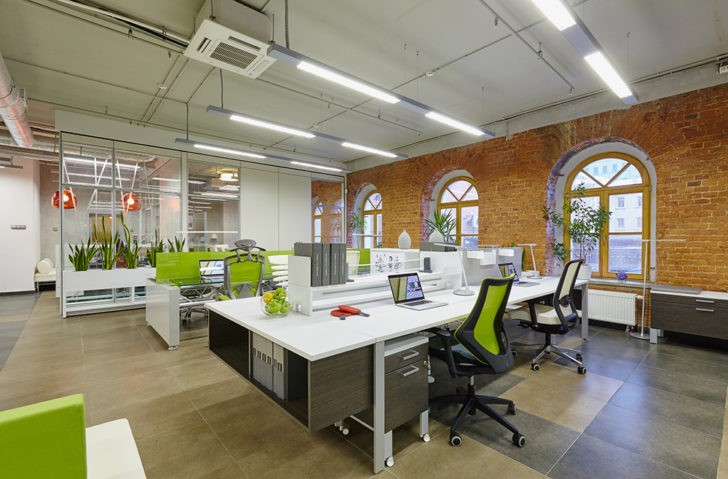 Mobilność i inteligencja Nowoczesne biuro z inteligentnym szkłem i mobilnymi meblami biurowymi 2026.