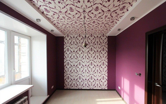 Sufit z tapetą Tapeta na suficie w sypialni 2026: aranżacja dla zdrowego snu.